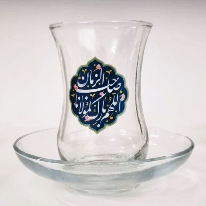 استکان کمر باریک با ذکر «اللهُمَّ بارِک لِمَولانا صاحِبَ الزَمان»